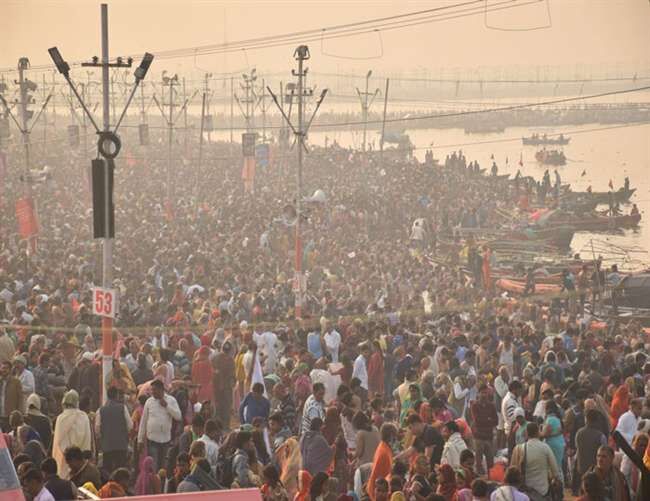 प्रयागराज कुंभ के आज अंतिम स्नान पर्व महाशिवरात्रि पर श्रद्धालुओं का रेला उमड़ पड़ा है