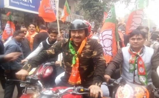 दिल्‍ली बीजेपी प्रमुख मनोज तिवारी पार्टी की एक रैली में सेना की वर्दी में पहुंच गए