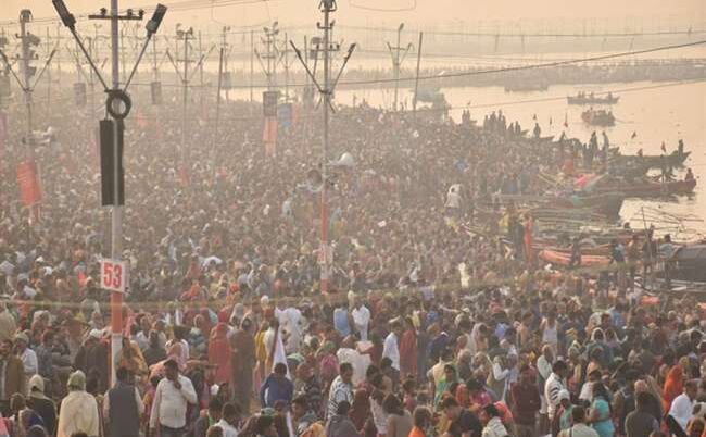 प्रयागराज कुंभ के आज अंतिम स्नान पर्व महाशिवरात्रि पर श्रद्धालुओं का रेला उमड़ पड़ा है