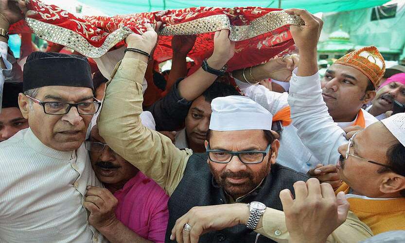 पीएम मोदी की तरफ से केंद्रीय मंत्री मुख्तार अब्बास नकवी ने अजमेर शरीफ दरगाह में चढ़ाई चादर