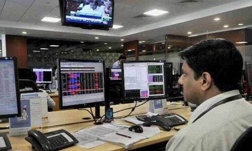 एक महीने के उच्चतम स्तर पर पहुंचा सेंसेक्स, निफ्टी 11,000 के पार