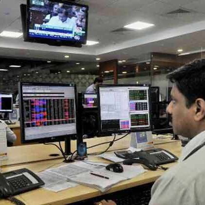 एक महीने के उच्चतम स्तर पर पहुंचा सेंसेक्स, निफ्टी 11,000 के पार