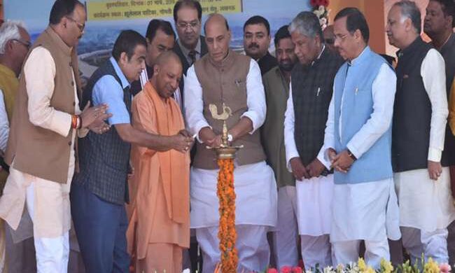 डिप्टी सीएम केशव प्रसाद मौर्य ने इस अवसर पर कहा कि नितिन गडकरी पूरे देश में विकास गंगा बहा रहे हैं