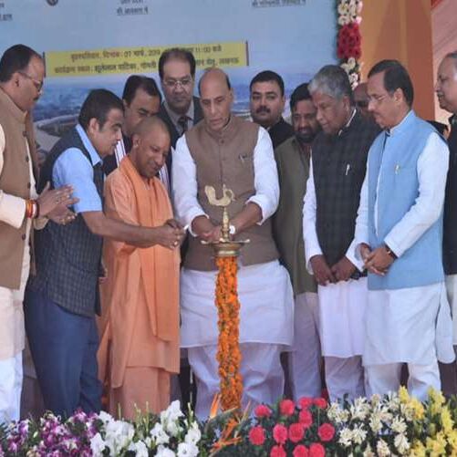 डिप्टी सीएम केशव प्रसाद मौर्य ने इस अवसर पर कहा कि नितिन गडकरी पूरे देश में विकास गंगा बहा रहे हैं