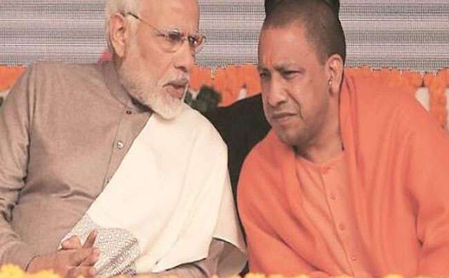 मुख्यमंत्री योगी आदित्यनाथ के आसपास गाजियाबाद स्थित हिंडन एयरपोर्ट पहुंचने के बाद अपने दौरे पर निकल पड़े रहे