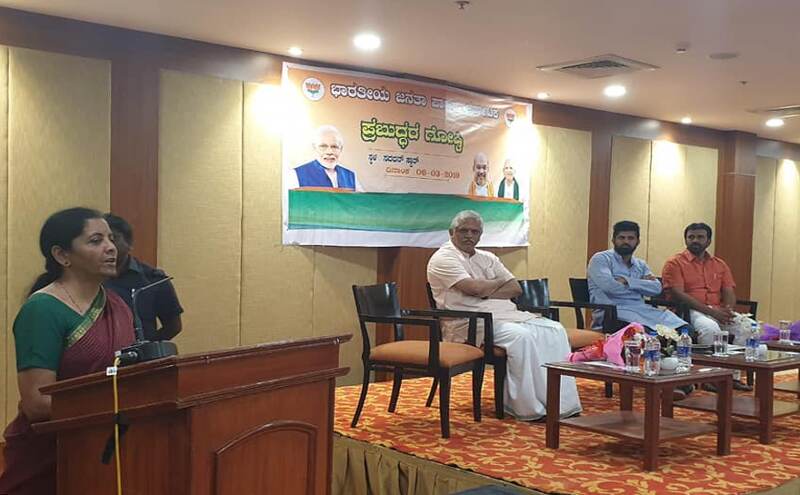 संप्रग ने अर्द्धसैनिक बलों को नहीं दिए शहीदों को मिलने वाले लाभ: रक्षा मंत्री सीतारमण