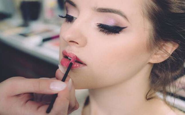 स्किन टोन के अनुसार ही चुनें EYE शैडो