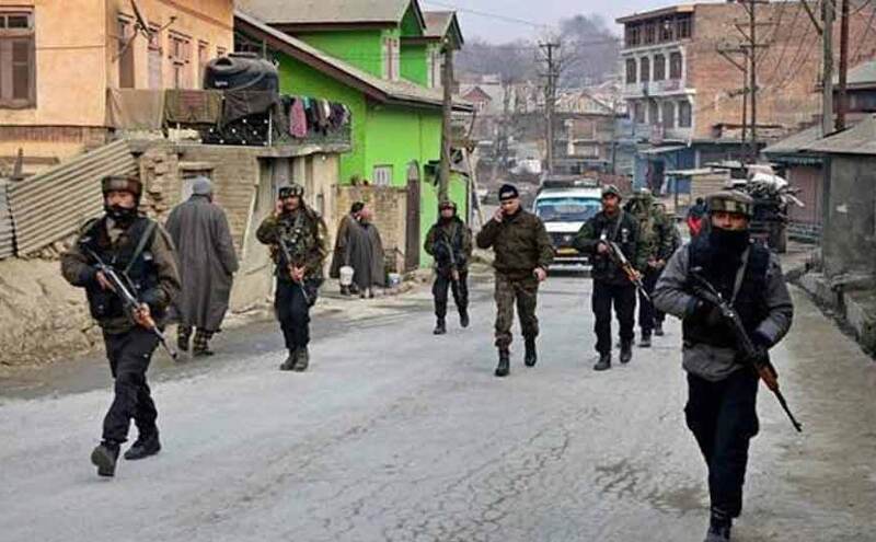 J&K: आतंकी ठिकाने पर सुरक्षाबलों का छापा, ग्रेनेड और हथियार बरामद, 1 गिरफ्तार