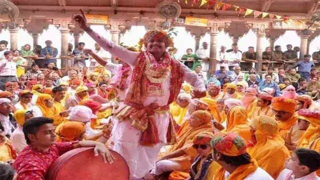 बहुत ही अद्भुत होती है बरसाना की लड्डू होली