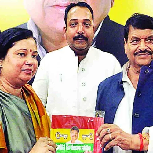 चुनावी दंगल में सपा को लगा बड़ा झटका, चाचा शिवपाल की पार्टी में शामिल हुईं अखिलेश की खास पूर्व मंत्री