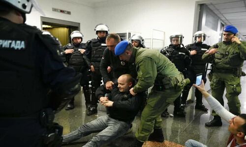 सर्बिया में सरकारी टेलीविजन के ऑफिस में जबरन घुसे विपक्षी पार्टी के सैकड़ों समर्थक