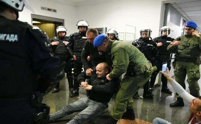 सर्बिया में सरकारी टेलीविजन के ऑफिस में जबरन घुसे विपक्षी पार्टी के सैकड़ों समर्थक