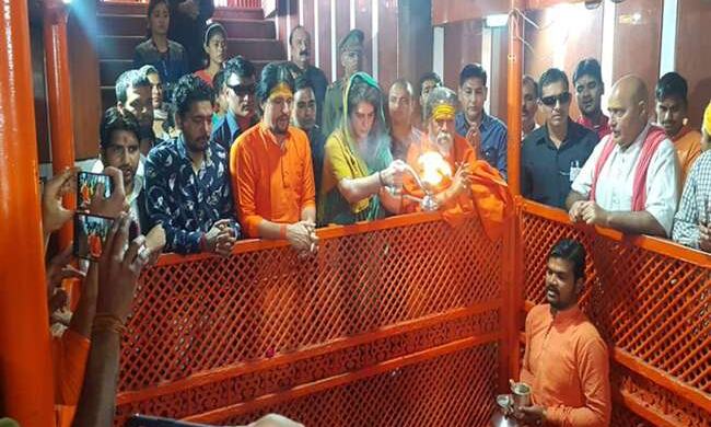 प्रयागराज में प्रियंका ने अक्षय वट दर्शन के बाद किया हनुमान मंदिर में पूजन