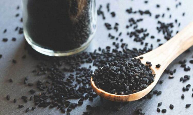 कैंसर के खतरे को कम करती है कलौंजी, इस तरह करें उपयोग