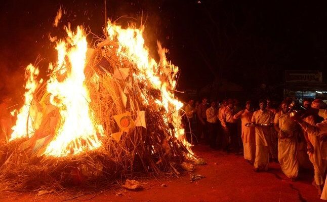 होलिका दहन आज, इस विधि से करें पूजा-अर्चना, जानें क्या है शुभ मुहूर्त