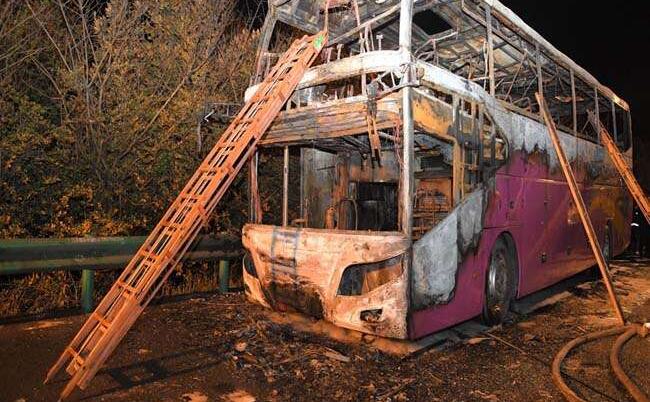चीन में हाइवे पर धू-धू कर जली यात्रियों से भरी बस, भयंकर नजारा