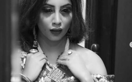 अर्शी खान की इन तस्वीरों ने लगाई इंस्टाग्राम पर आग