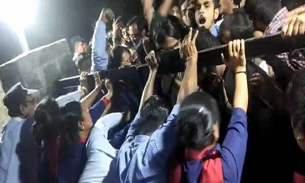 जेएनयू में लेफ्ट विंग के छात्रों का हंगामा,