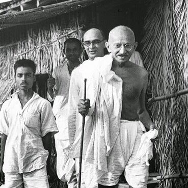 महात्मा गांधी इतना चले थे पैदल कि पृथ्वी के दो चक्कर हो जाते पूरे