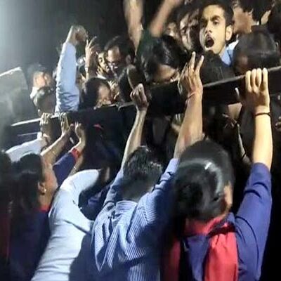 जेएनयू में लेफ्ट विंग के छात्रों का हंगामा,