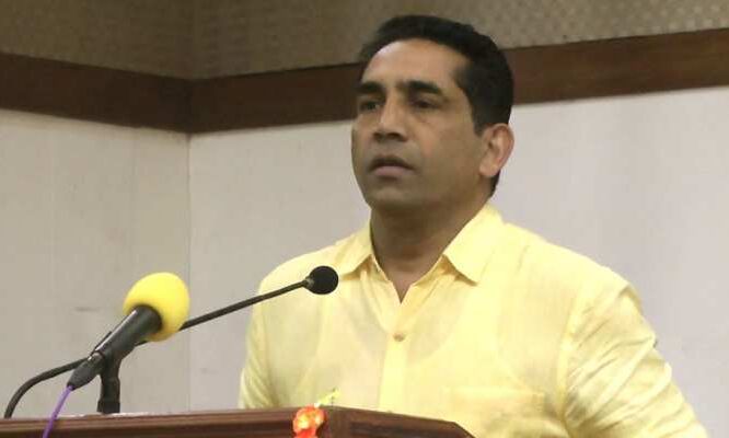 गोवा में डिप्टी CM पद से हटाए जाने के बाद धवलीकर को दूसरे मंत्री ने बताया भ्रष्ट