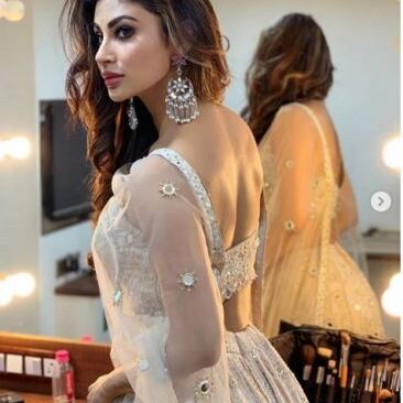 बैकलस चोली में दिलकश नजर आईं मौनी रॉय