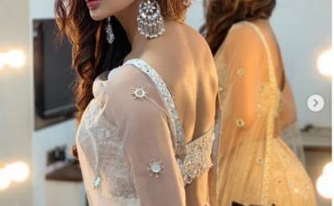 बैकलस चोली में दिलकश नजर आईं मौनी रॉय