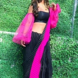 गुलाबी और काली साड़ी पहनकर कोमोलिका ने दिखाई दिलकश अदा