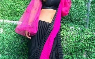 गुलाबी और काली साड़ी पहनकर कोमोलिका ने दिखाई दिलकश अदा