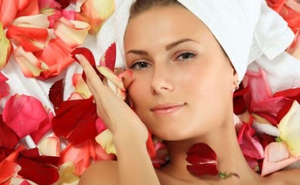 गर्मी में करें टमाटर और गुलाबजल का उपयोग, झुलसी स्किन से मिलेगी राहत