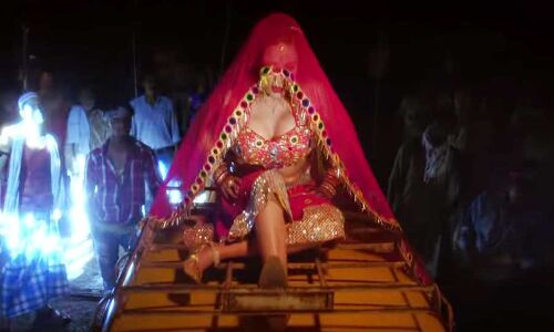 भोजपुरी के बाद अब बॉलीवुड में छाई मोनालिसा,