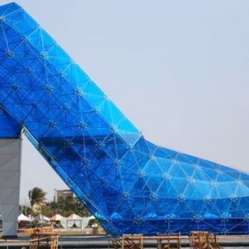 इस देश में बना है शीशे का जूता, कर रहा सबकोआकर्षित