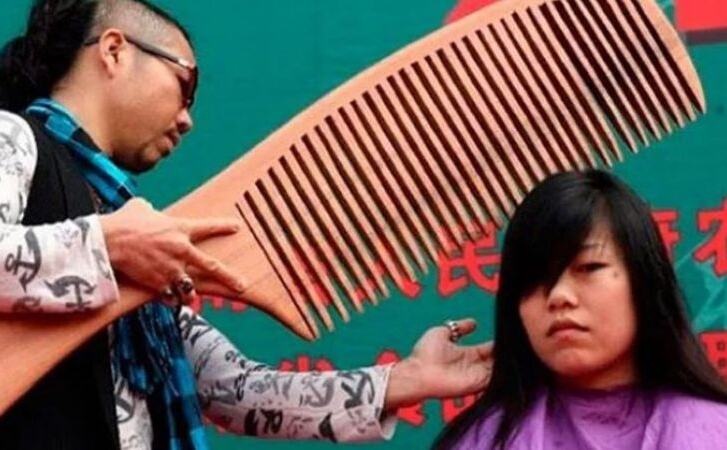 ये है दुनिया की सबसे बड़ी कंघी, ऐसे किया जाता है हेअरकट