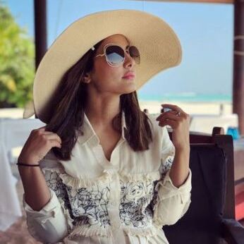 नयी तस्वीरों में हिना खान ने अपनाया समर लुक, फैन कर रहे तारीफ़