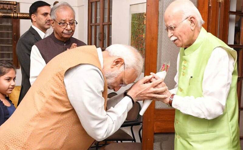 वरिष्ठ नेता आडवाणी के ब्लॉग पर प्रतिक्रिया देते हुए पीएम नरेंद्र मोदी वरिष्ठ नेता आडवाणी के ब्लॉग पर प्रतिक्रिया देते हुए पीएम नरेंद्र मोदी