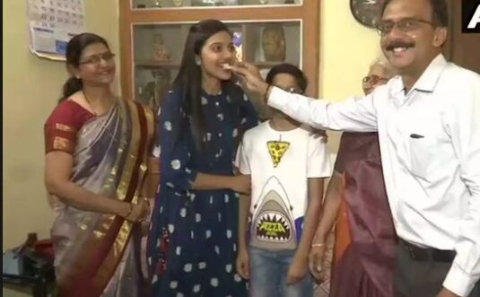 किसी शादी पार्टी में नहीं गईं और पहले प्रयास में जीता जहां,सृष्‍ट‍ि ने किया महिलाओं में टॉप