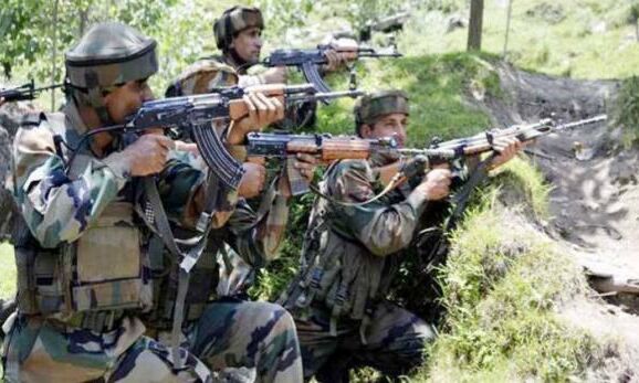 जम्‍मू और कश्‍मीर में आतंकियों और सुरक्षाबलों के बीच मुठभेड़ जारी, 2-3 आतंकी छिपे होने की खबर