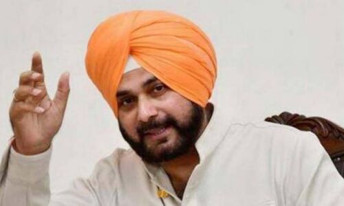 कांग्रेस के नेता नवजोत सिंह सिद्धू को जम्‍मू के कटरा में विरोध का सामना करना पड़ा,लोगों ने मोदी मोदी के नारे लगाए