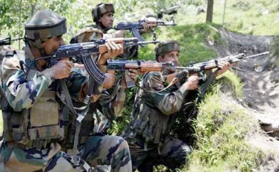 जम्‍मू और कश्‍मीर में आतंकियों और सुरक्षाबलों के बीच मुठभेड़ जारी, 2-3 आतंकी छिपे होने की खबर