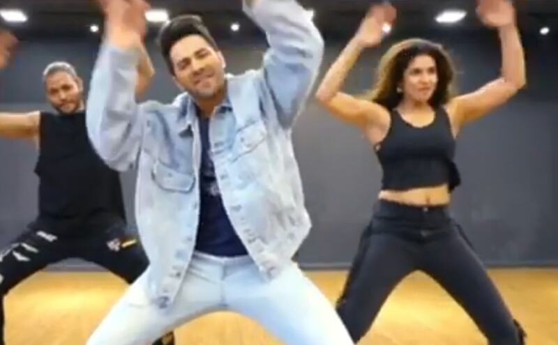 विक्की कौशल की एक्स गर्लफ्रेंड के साथ जमकर थिरके वरुण धवन,