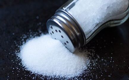 स्वाद बढ़ाने के अलावा इन कामों में भी इस्तेमाल होता है नमक