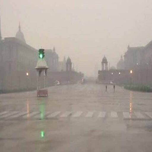 दिल्ली में बारिश और ओलों ने बदला मौसम का मूड, कई उड़ाने डायवर्ट