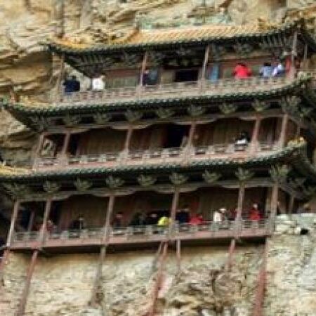 सालों से हवा में लटका है ये मंदिर, देखकर हैरान रह जाते हैं लोग