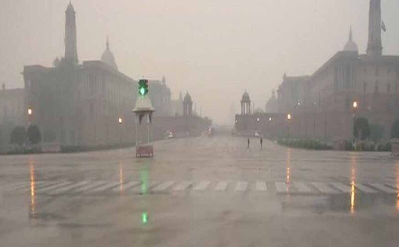 दिल्ली में बारिश और ओलों ने बदला मौसम का मूड, कई उड़ाने डायवर्ट