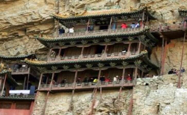 सालों से हवा में लटका है ये मंदिर, देखकर हैरान रह जाते हैं लोग