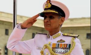  लाइन ऑफ कमान में वरिष्ठतम होने के बावजूद अगले नौसेना प्रमुख पद के लिए नजरअंदाज किये जाने पर ट्रिब्यूनल पहुंचे वाइस एडमिरल विमल वर्मा