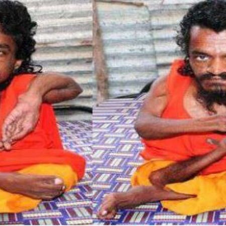 रबर जैसा है इस बाबा का शरीर, सिर्फ डेढ़ फ़ीट है हाइट