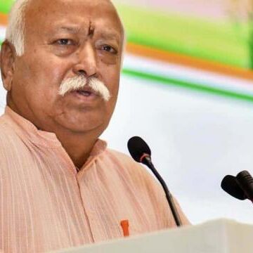 लोकसभा चुनावों के पहले चरण में आरएसएस के प्रमुख मोहन भागवत ने नागपुर में किया मतदान ,कहा जरुर करे मतदान 