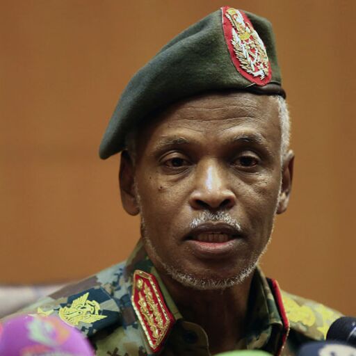 सूडान के नए सैन्य नेता ने देश की बागडोर संभालने के एक ही दिन पश्चात अपने पद से इस्तीफा दे दिया