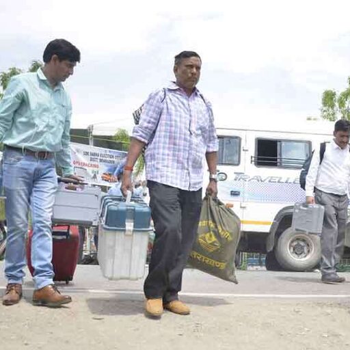 59 पोलिंग पार्टी मतदान कराने के 24 घंटे बाद दून पहुंचीं, वहीं स्ट्रांग रूप में डबल लॉक में रखी गई EVM